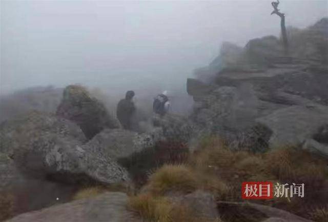“情侣夜爬冰晶顶失温遇难”事件亲历者：两人穿的是春秋外套，冒风下山导致严重失温