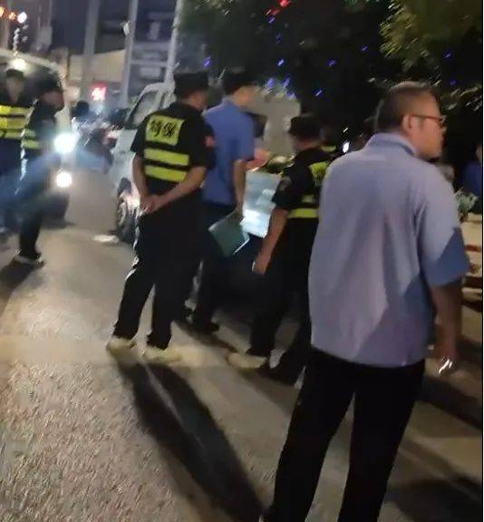 10多名执法者围住一卖瓜摊贩引关注，上海九亭城管：巡逻执法没问题，有视频记录，警方到场为预防过激行为