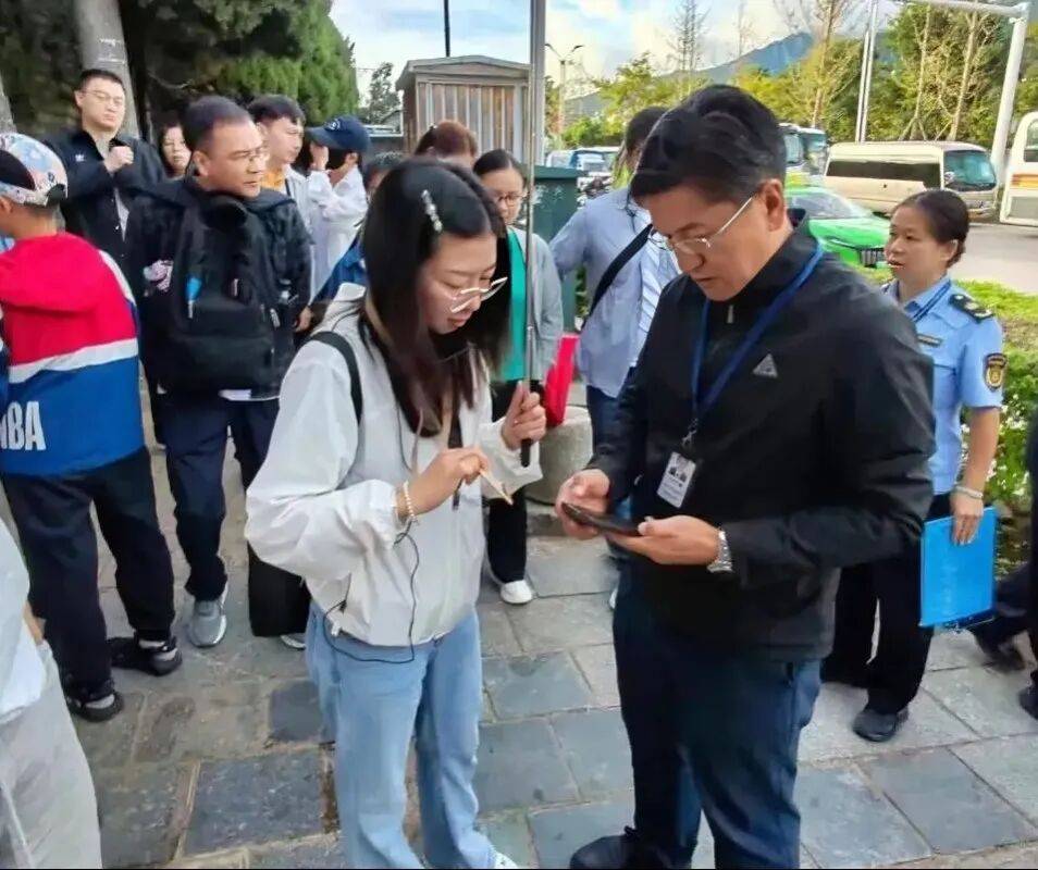 大理市共接待国内外旅游者204.02万人次，平均床位出租率76.56%
