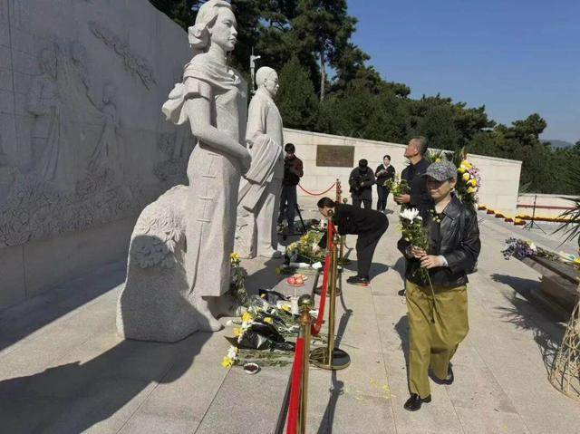 《沉默的荣耀》热播后，他墓前的鲜花摆了5米长