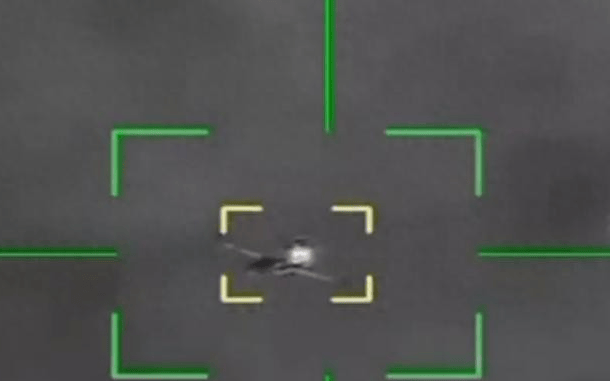 一个飞行员没死,美军被迫狼狈停战了,美媒:中国已记下八个教训