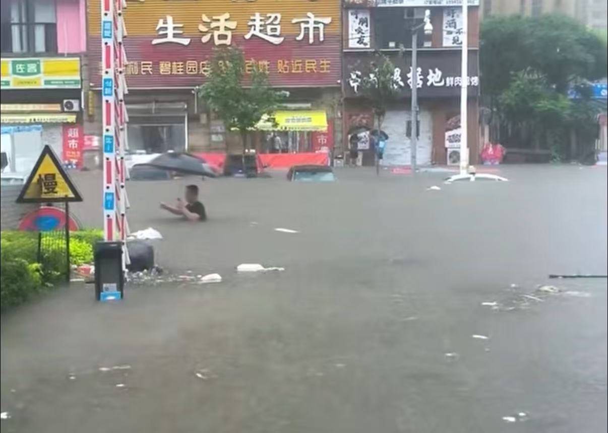 沈阳暴雨全市停工停课，市民：水深处淹至人腹部，目前水电网都正常，整体没受太大影响