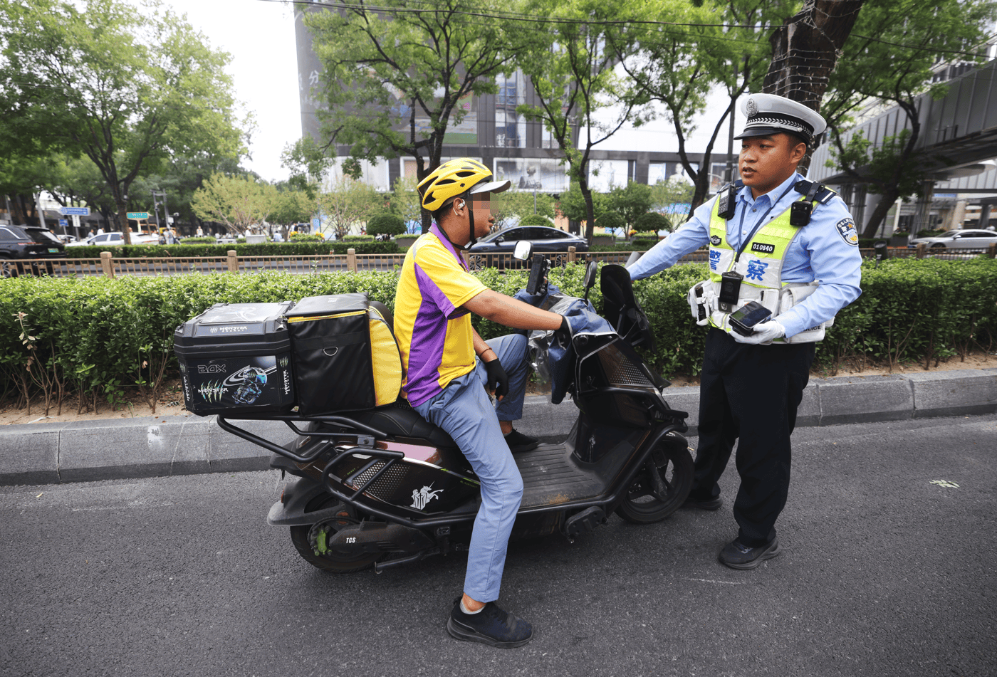 交警：您知道这是什么车吗？骑手：不是电动车吗？交警：是电摩