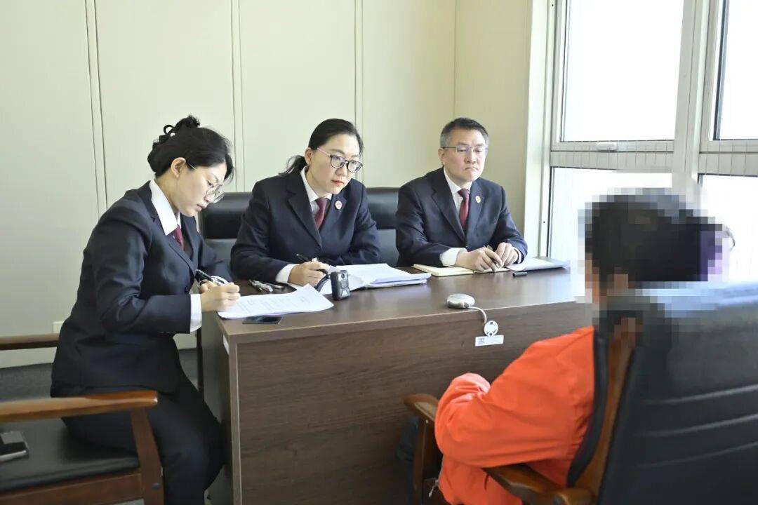 30年没离开过上海的保安，突然“被北京法院判了”，账户被冻结、欠债百万…