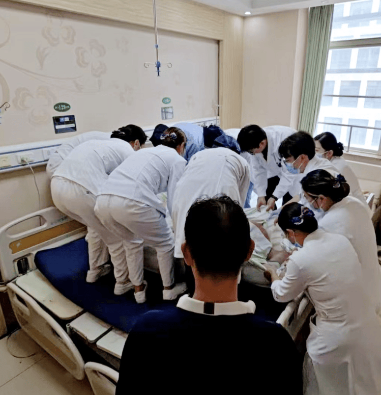 再胖下去人就没了！635斤东北小伙出现呼吸衰竭和多脏器功能不全，重症监护室救治13天后转回普通病房，12位医护花18分钟才将他移上病床