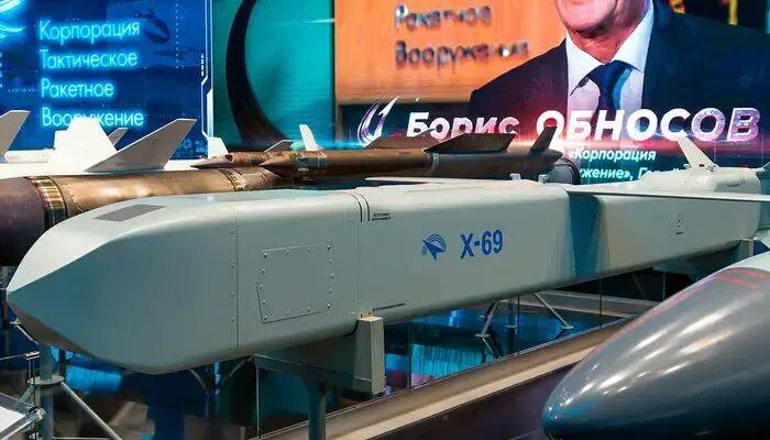 歼-20、F-22“黯然失色”？苏-57S打开弹舱惊现4枚X-69M，歼-20为何带不了空面导弹？