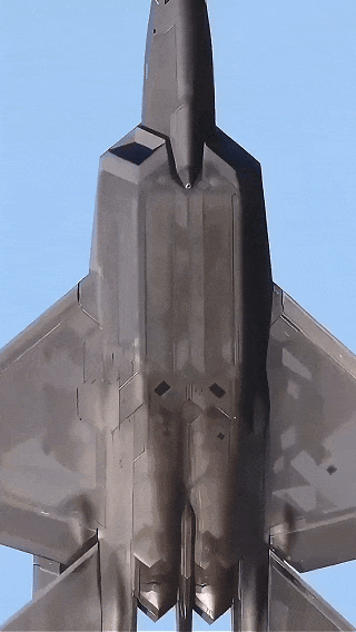 歼-20、F-22“黯然失色”？苏-57S打开弹舱惊现4枚X-69M，歼-20为何带不了空面导弹？
