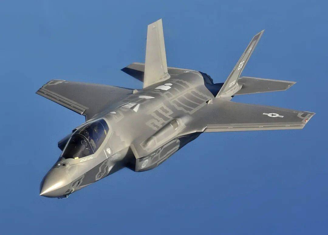 歼-20、F-22“黯然失色”？苏-57S打开弹舱惊现4枚X-69M，歼-20为何带不了空面导弹？