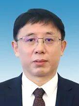 中央决定，闫国春履新职