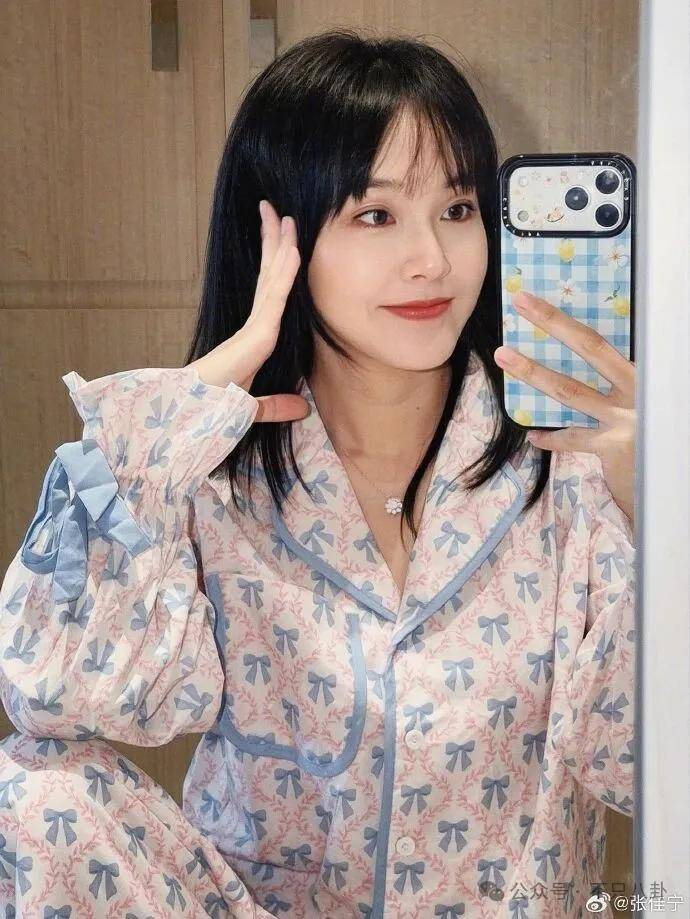 她好像真的未婚先孕了？全网都在猜孩子生父是谁