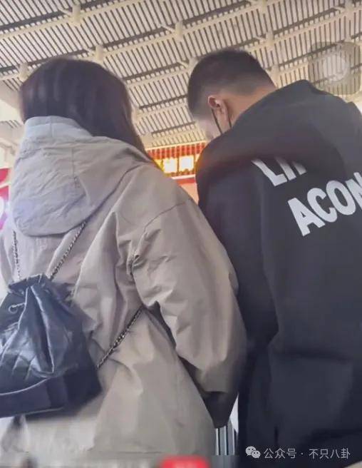 她好像真的未婚先孕了？全网都在猜孩子生父是谁