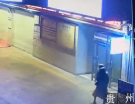 贵州一老人银行卡丢失，监控拍到一长裙“女子”深夜ATM机取走40余万元；民警识破其为男扮女装，均在11点到凌晨1点间同一银行取现，已刑拘