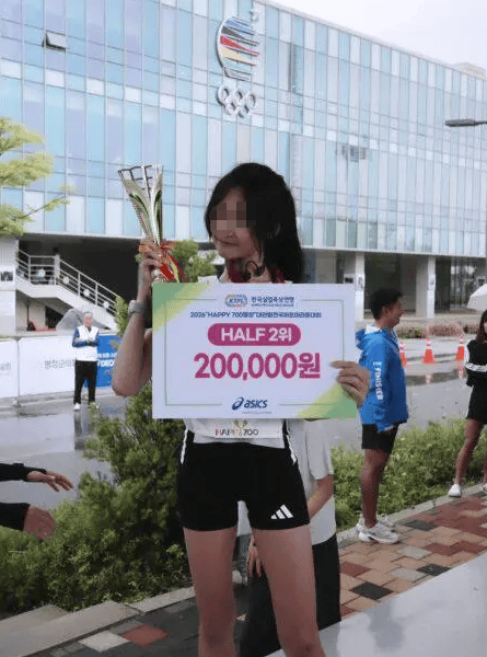 25岁女网红参加首尔马拉松比赛时不幸离世，倒下时离终点只剩497米……
